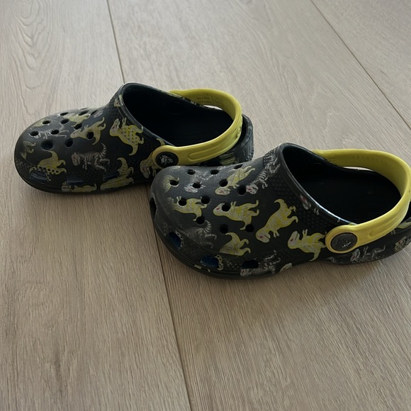 Dinosaur Crocs boys size 10 - Picture 2 of 5
